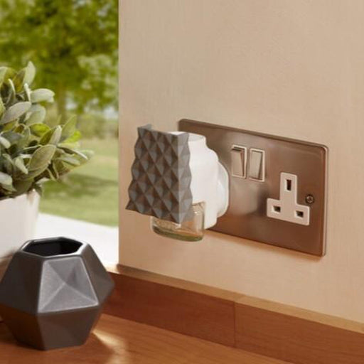 Yankee Candle Faceted Pattern Plug In Air Freshener - Bumbletree Ltd